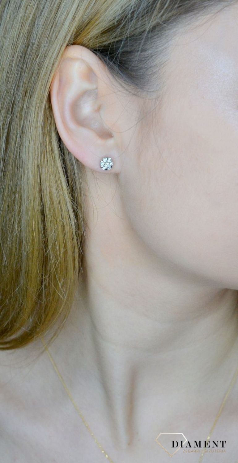 Złote kolczyki damskie 585 kwiatki z diamentami 05263 W-TCRSI-P1 0,44ct14.  Przepiękne kolczyki kwiatki złote z brylantami z zapięciem typu sztyft wykonane zostały z 14- karatowego złota próby 585. Klasyka w najlepszym wydaniu.jpg